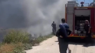 Eskişehir'de Fevziçakmak Mahallesi'nde Boş Arazi Yangını Tehlike Yarattı